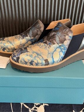 Django & Juliette Obbla Floral Slip-Ons in Blue
